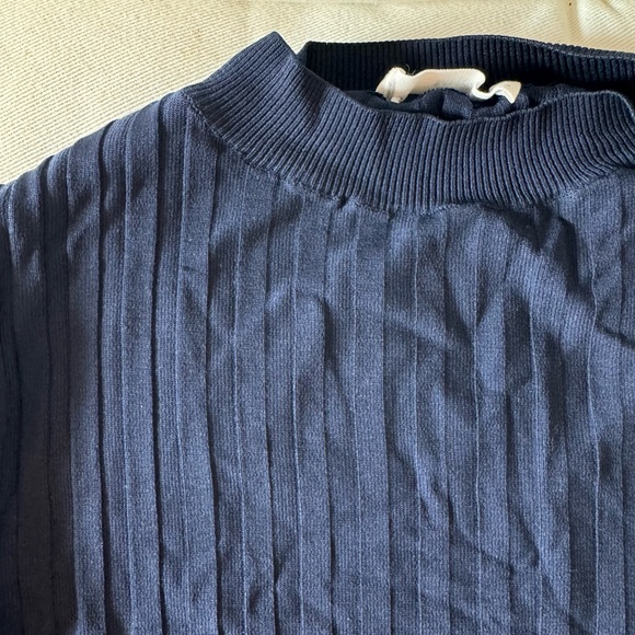 Cable knit ribbed sweater, rounded neck, long sleeve. Tailored design. Dark blue - Picture 2 of 2